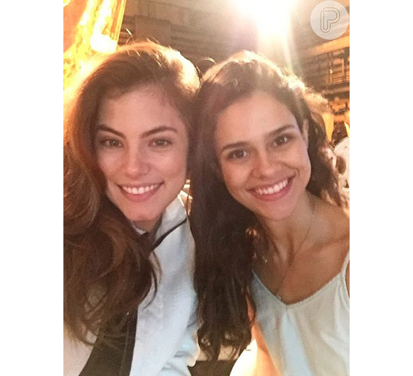 Bruna Hamu e Ariane Botelho posam juntas nos bastidores: elas serão irmãs na trama