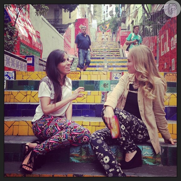 Angélica e Anitta conversam na escadaria Selarón, na Lapa, no Rio de Janeiro