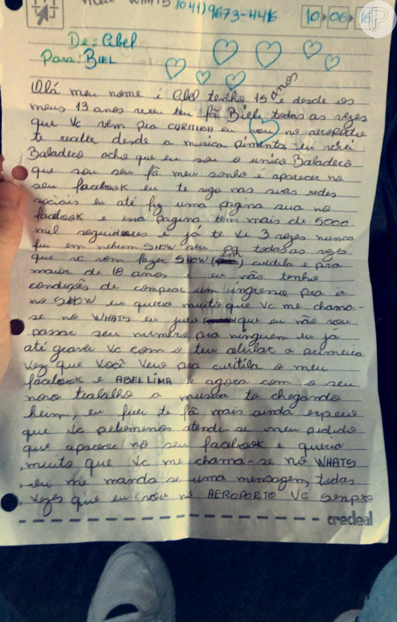 Bie mostra carta que ganhou de uma fã em foto no Snapchat