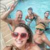 Susana Vieira posa com familiares em piscina, nos Estados Unidos