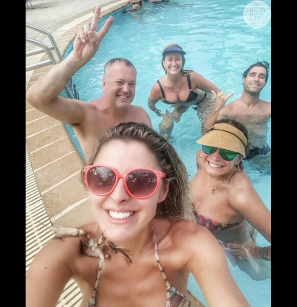 Susana Vieira posa com familiares em piscina, nos Estados Unidos