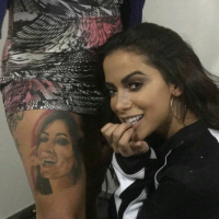 Anitta mostra fã que a homenageou ao tatuar seu rosto na perna: 'Estou chocada!'