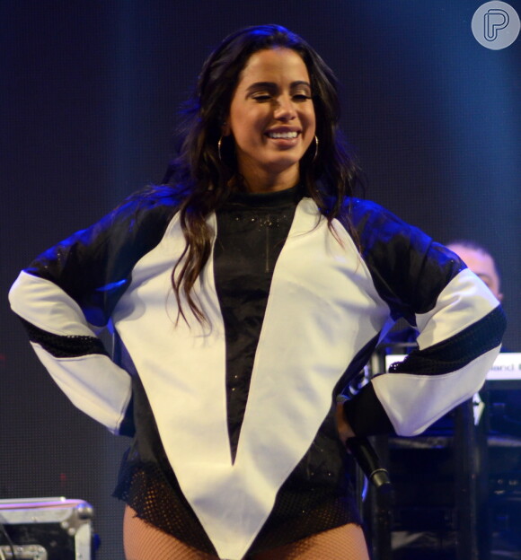 Anitta usou uma peça larguinha para cantar em show na capital paulista neste sábado (11)
