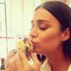 Thaila Ayala posta clique bem-humorado comendo um hambúrguer no Dia dos Namorados, neste domingo, 12 de junho de 2016
