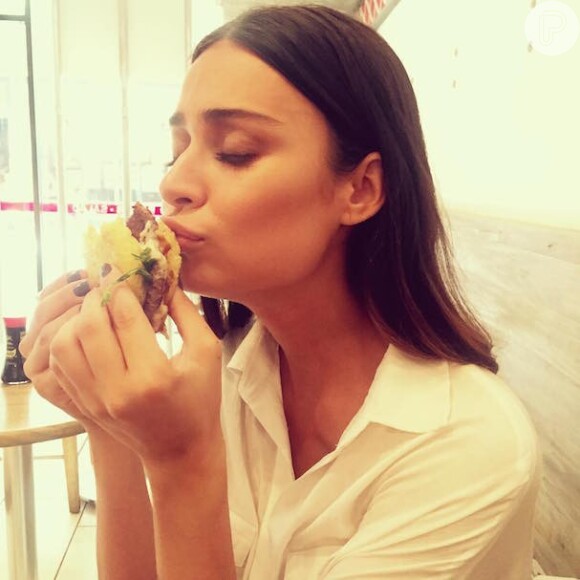 Thaila Ayala posta clique bem-humorado comendo um hambúrguer no Dia dos Namorados, neste domingo, 12 de junho de 2016