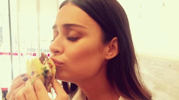 Thaila Ayala ironiza ao beijar hambúrguer no Dia dos Namorados: 'Alma gêmea'