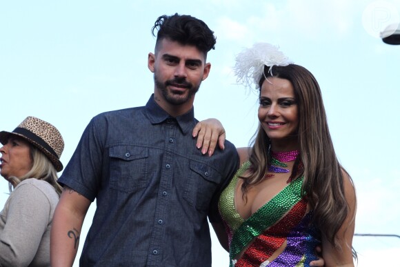 Viviane Araújo participa da Parada LGBT ao lado do noivo, Radamés, em Madureira, Zona Norte do Rio de Janeiro, em 12 de junho de 2016