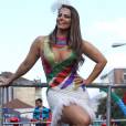 Viviane Araújo exibe look curto e decotado na Parada LGBT