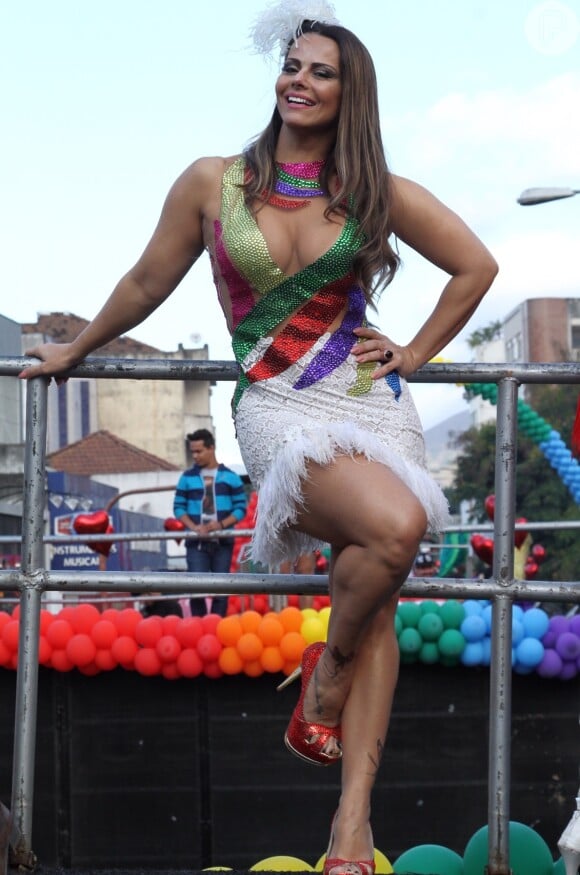 Viviane Araújo exibe look curto e decotado na Parada LGBT