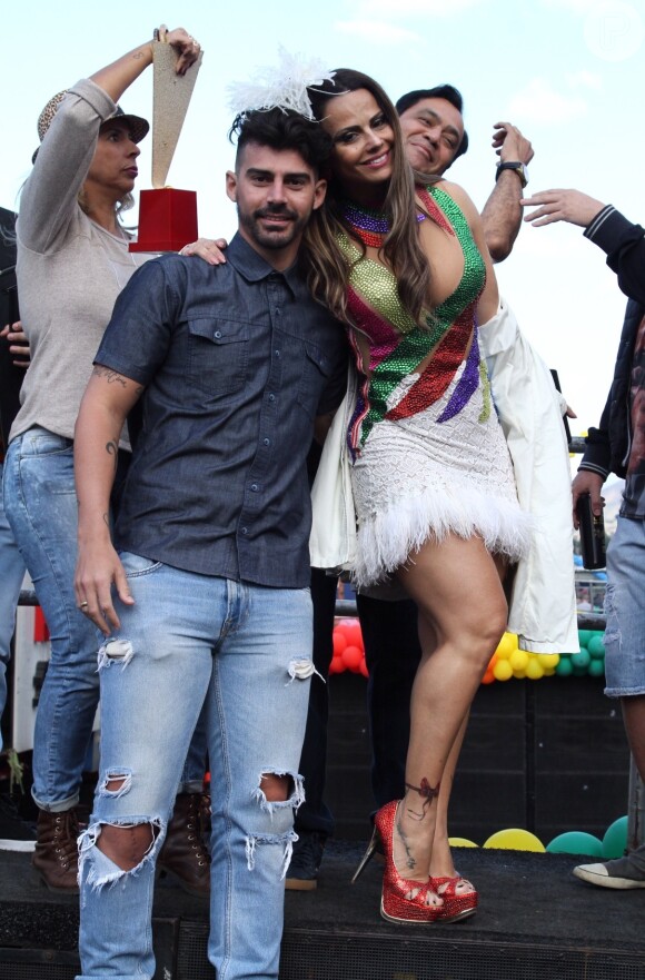 Viviane Araújo posa com o noivo, Radamés, na parada LGBT