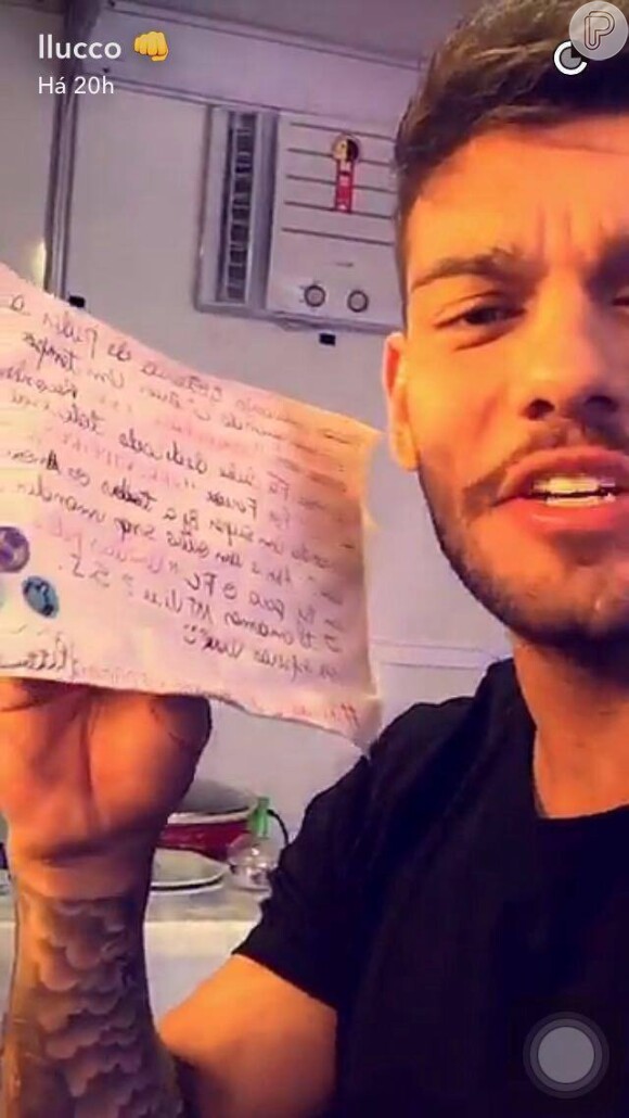 Lucas Lucco mostra carta de fã escrita em pacote de bacon, em 12 de junho de 2016