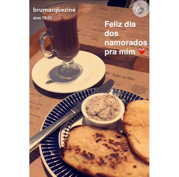 Bruna Marquezine passa o dia dos namorados acompanhada de Julia Faria, em um restaurante no Rio, neste domingo, 12 de junho de 2016