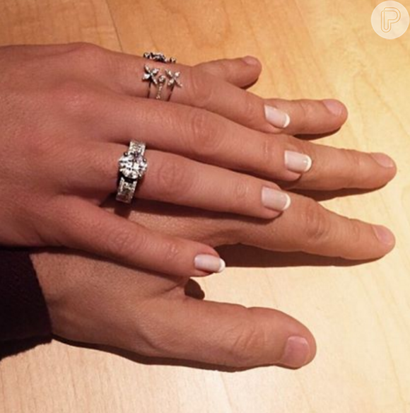 A apresentadora publicou uma imagem usando uma aliança na mão em seu perfil do Instagram e o post gerou especulações sobre um possível noivado do casal
