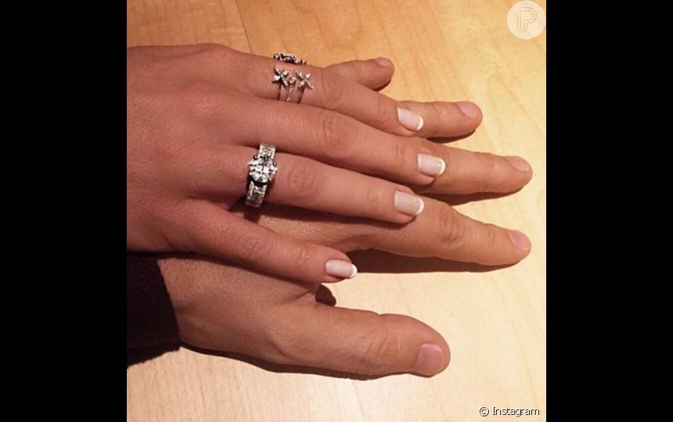 A Apresentadora Publicou Uma Imagem Usando Uma Alianca Na Mao Em Seu Perfil Do Instagram E O Post Gerou Especulacoes Sobre Um Possivel Noivado Do Casal Purepeople