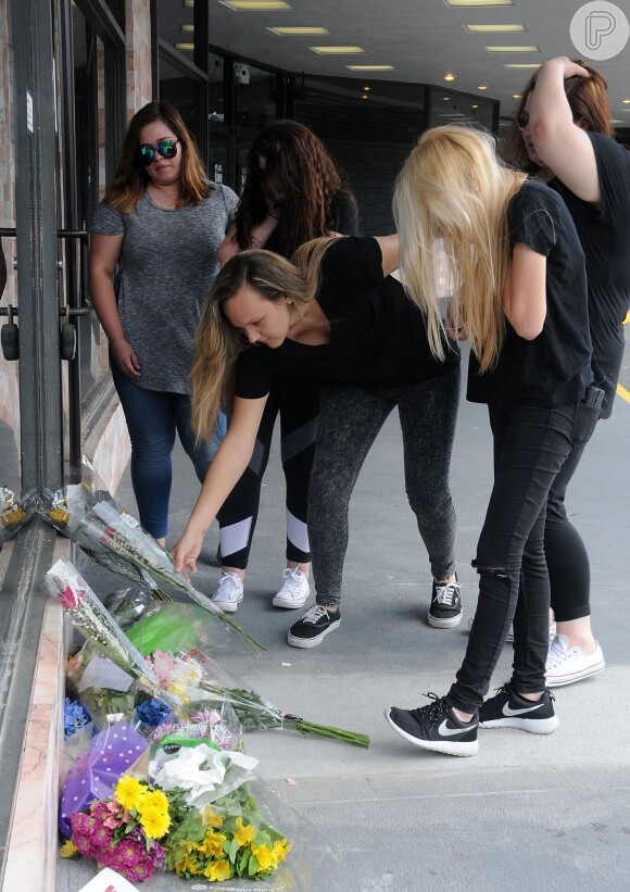 Fãs e familiares de Christina Grimmie deixam flores na porta da boate onde foi assassinada