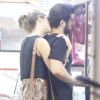 Juliana Paiva beija o namorado, Juliano Laham, em foto e se declara: 'Te amo', nesta segunda-feira, 13 de junho de 2016
