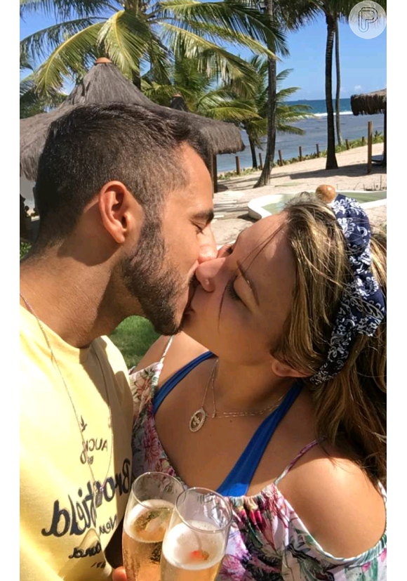 Ex-BBBs Matheus e Maria Cláudia foram clicados dando um beijo em Porto de Galinhas
