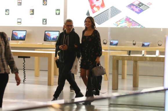Bruna Marquezine esteve no shopping Village Mall, com um amigo nesta segunda-feira, 13 de junho de 2016
