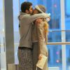 Luana Piovani deu um beijão no marido, Pedro Scooby, durante passeio no shopping