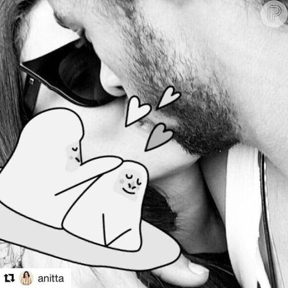 Anitta apareceu beijando Pablo Morais em foto compartilhada por ela em rede social