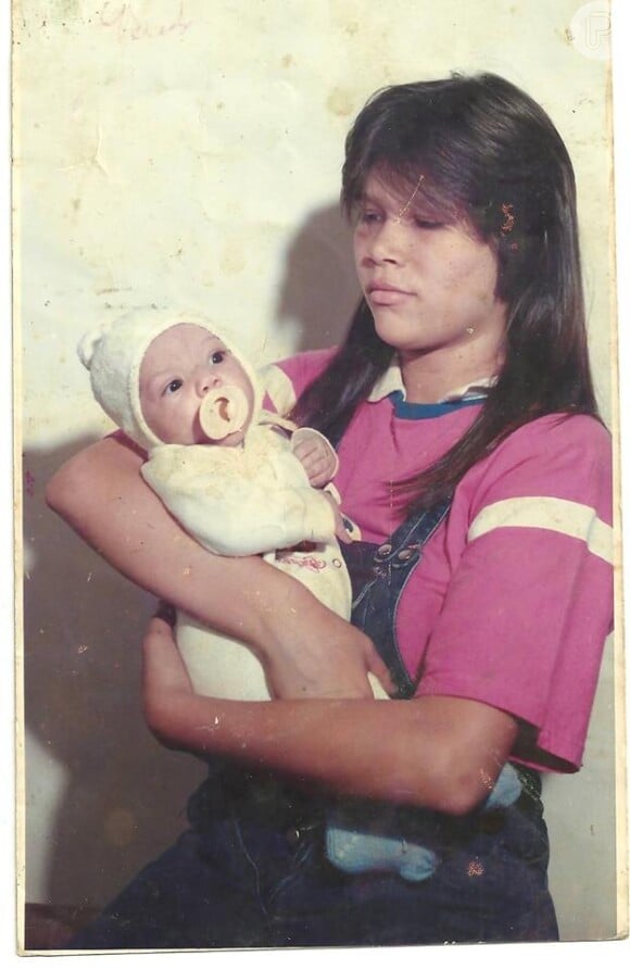 Carol Oliveira postou uma foto no Facebook no colo da mãe, Benedita Oliveira Silva, mais conhecida como Marta, quando era bebê