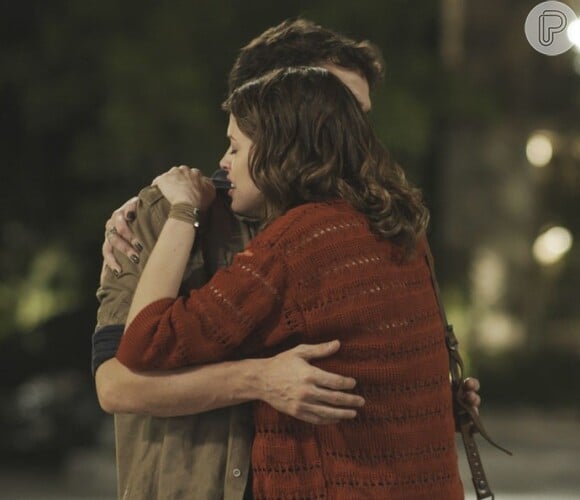 Em 'Haja Coração', Camila (Agatha Moreira) e Giovanni (Jayme Matarazzo) trocam beijos em parque de diversões