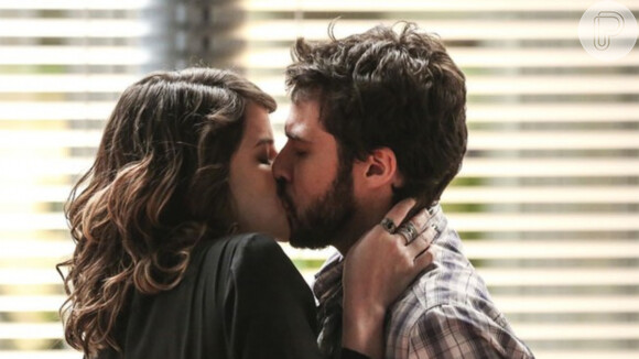Na novela 'Haja Coração', Giovanni (Jayme Matarazzo) beija Camila (Agatha Moreira) pela primeira vez