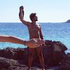 Rodrigo Simas ficou nu em praia de Ibiza, na Espanha, e só não mostrou tudo graças a um truque de imagem feito por uma amiga