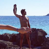 Rodrigo Simas tira a sunga em praia da Espanha e amiga cobre nudez: 'Tira a mão'