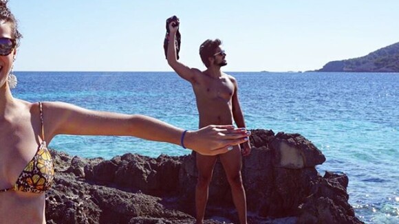 Rodrigo Simas tira a sunga em praia da Espanha e amiga cobre nudez: 'Tira a mão'