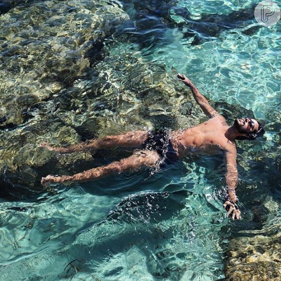 Rodrigo Simas curte férias em Ibiza, na Espanha, onde se delicia com o mar cristalino