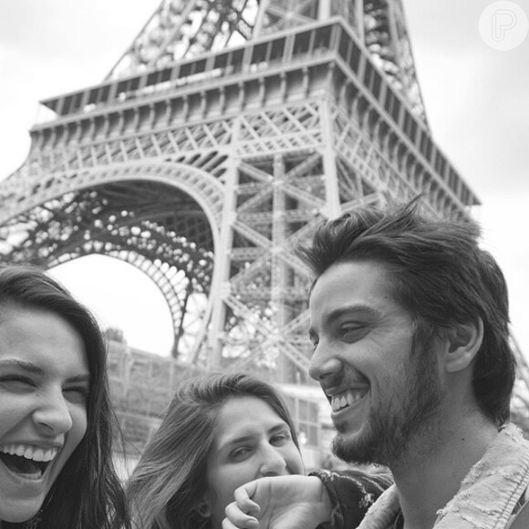 Rodrigo Simas visitou Paris antes de chegar em Ibiza. Na capital francesa, fez um registro, animado, ao lado de um grupo de amigas, próximo à Tortre Eiffel