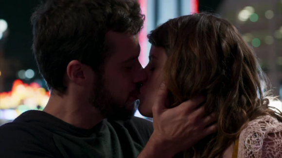 Primeiro beijo de Camila e Giovanni em 'Haja Coração' anima público:'Cena linda'