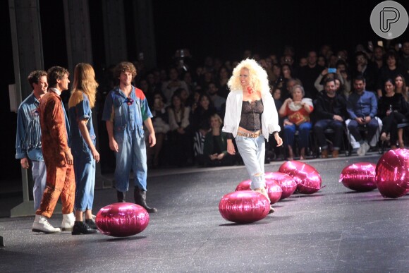 Xuxa reviveu seus tempos de modelo na noite desta terça-feira, 14 de junho de 2016, no Rio de Janeiro. A apresentadora deixou os seios à mostra na passarela do  Rio Moda Rio