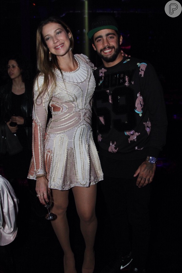 Luana Piovani, acompanhada do marido, Pedro Scooby, prestigiou a abertura do Rio Moda Rio, no Píer Mauá, em 14 de junho de 2016