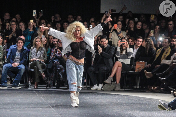 Aos 53 anos, Xuxa esbanja boa forma em look ousado na passarela