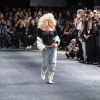Aos 53 anos, Xuxa esbanja boa forma em look ousado na passarela