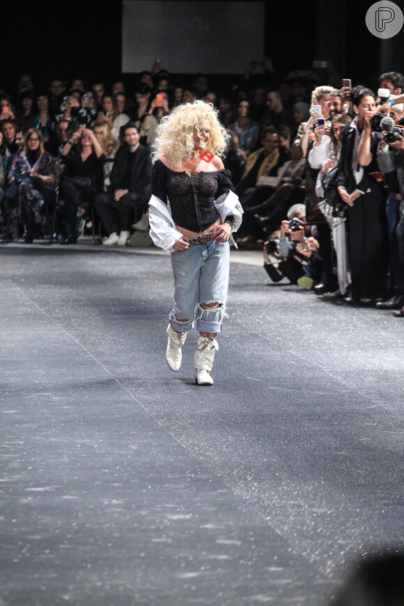 Aos 53 anos, Xuxa esbanja boa forma em look ousado na passarela