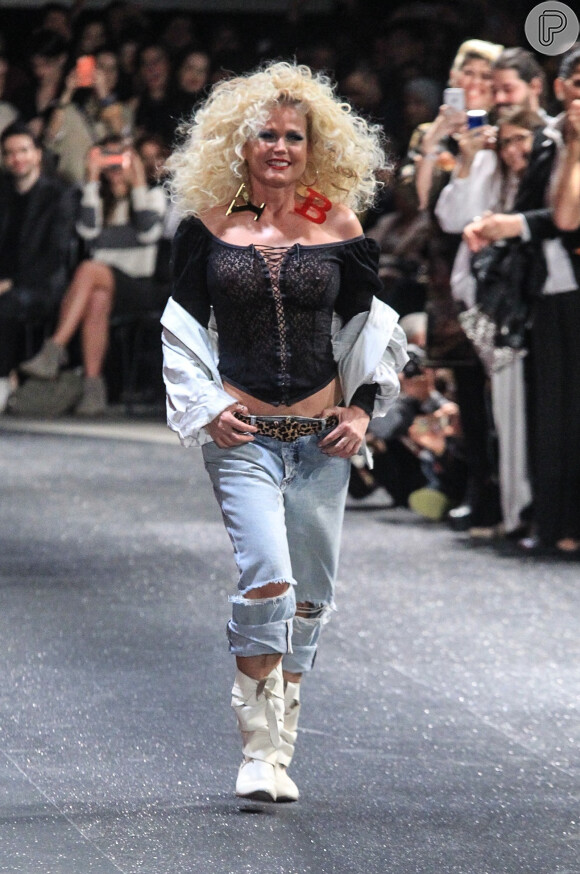 Aos 53 anos, Xuxa esbanja boa forma em look ousado na passarela