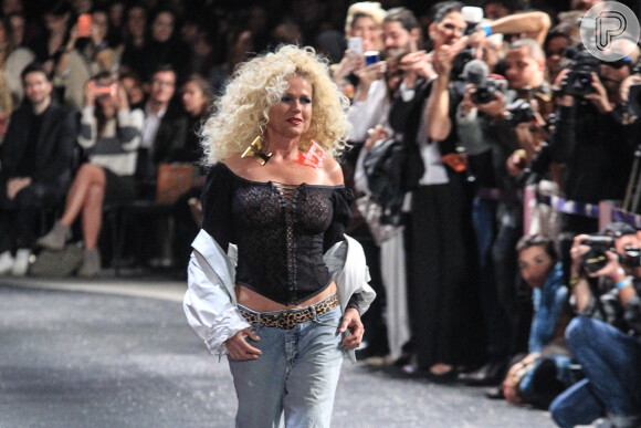 Aos 53 anos, Xuxa esbanja boa forma em look ousado na passarela