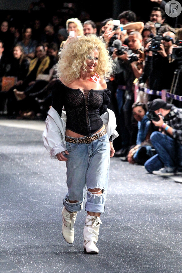 Aos 53 anos, Xuxa esbanja boa forma em look ousado na passarela