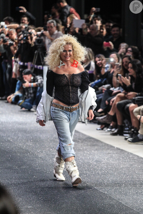Aos 53 anos, Xuxa esbanja boa forma em look ousado na passarela