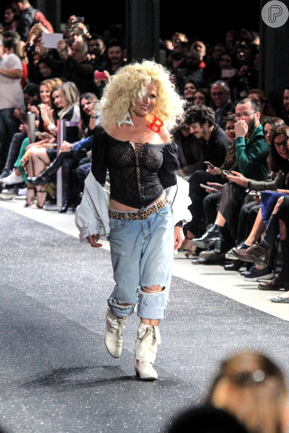 Aos 53 anos, Xuxa esbanja boa forma em look ousado na passarela