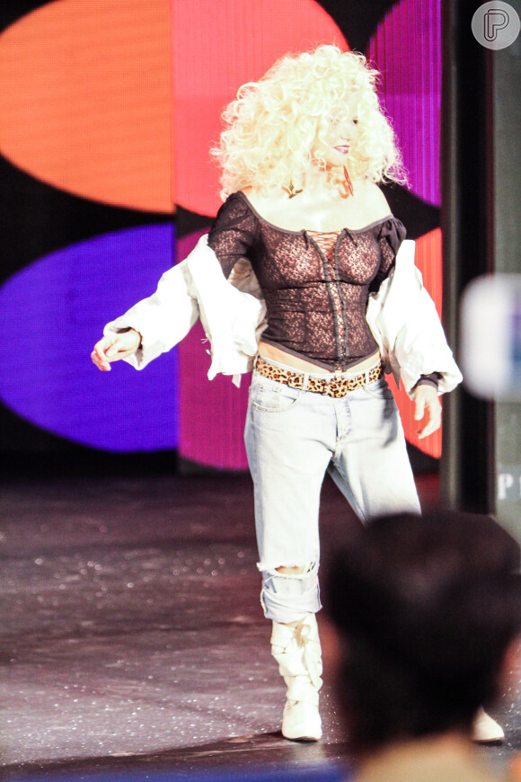 Xuxa desfila com seios á mostra em eventio de moda no Rio