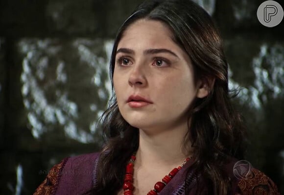 Marcela Barrozo chora ao reencontrar a filha, na novela 'Os Dez Mandamentos - Nova Temporada', em 21 de junho de 2016