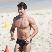 Daniel de Oliveira exibe boa forma e abdômen sarado em treino na praia. Fotos!