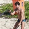 Daniel de Oliveira diversificou os exercícios físicos durante o seu treino na praia da Barra da Tijuca, no Rio de Janeiro
