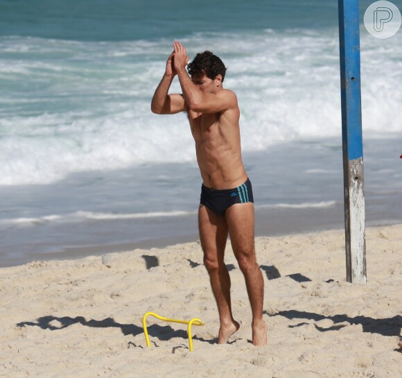 Daniel de Oliveira mostrou disposição ao malhar na areia em dia de sol no Rio de Janeiro
