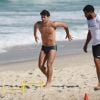 Daniel de Oliveira aproveitou o dia ensolarado para fazer um treino funcional na praia da Barra da Tijuca, no Rio de Janeiro, nesta quarta-feira, 15 de junho de 2016