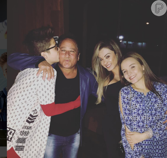 Acompanhado de Larissa Manoela, João Guilherme compartilhou uma imagem no Instagram em que aparece ao lado do pai, o cantor Leonardo e da mulher dele, Poliana Rocha
